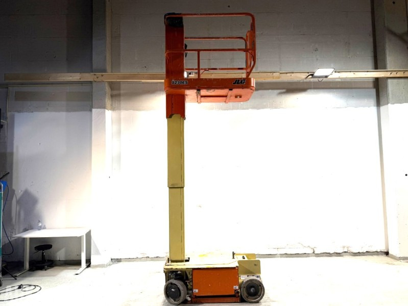 2008 JLG 1230ES Elektrisk mastelift med 5,6 m arbeidshøyde - منصة جومحمولةية: صورة 1 2008 JLG 1230ES Elektrisk mastelift med 5,6 m arbeidshøyde - منصة جومحمولةية: صورة 1