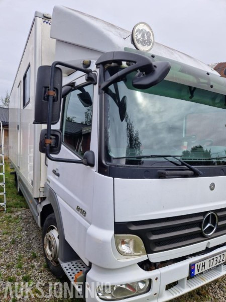 2009 Mercedes-Benz ATEGO 818L todelt skap Bodel Hengerfeste - شاحنة صندوقية: صورة 2 2009 Mercedes-Benz ATEGO 818L todelt skap Bodel Hengerfeste - شاحنة صندوقية: صورة 2