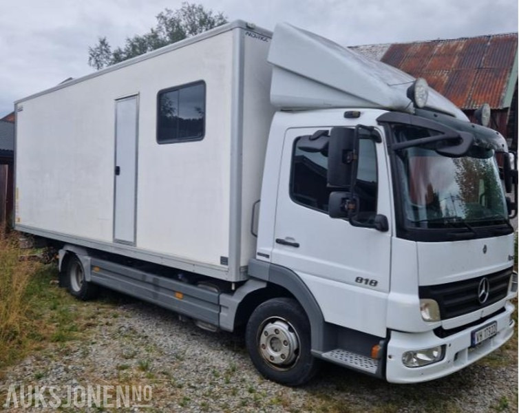 2009 Mercedes-Benz ATEGO 818L todelt skap Bodel Hengerfeste - شاحنة صندوقية: صورة 1 2009 Mercedes-Benz ATEGO 818L todelt skap Bodel Hengerfeste - شاحنة صندوقية: صورة 1