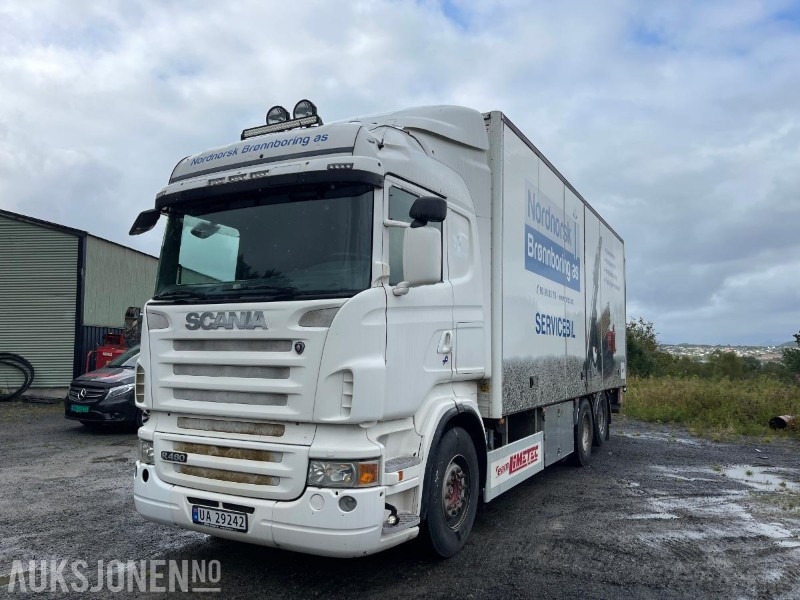 2009 Scania 480 R-serie Highline Skapbil med full sideåpning og Zepro baklift - شاحنة صندوقية: صورة 1 2009 Scania 480 R-serie Highline Skapbil med full sideåpning og Zepro baklift - شاحنة صندوقية: صورة 1