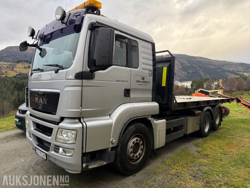 2010 MAN TGS 28.540 krokbil / krokløftbil - maskinflak - krokkasse - 2 stk krokcontainere - شاحنة برافعة خطافية: صورة 1 2010 MAN TGS 28.540 krokbil / krokløftbil - maskinflak - krokkasse - 2 stk krokcontainere - شاحنة برافعة خطافية: صورة 1