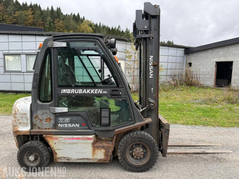 2010 Nissan Y1D2A25Q dieseltruck – 2,5 tonn, 4 m løftehøyde - معدات المناولة: صورة 5 2010 Nissan Y1D2A25Q dieseltruck – 2,5 tonn, 4 m løftehøyde - معدات المناولة: صورة 5
