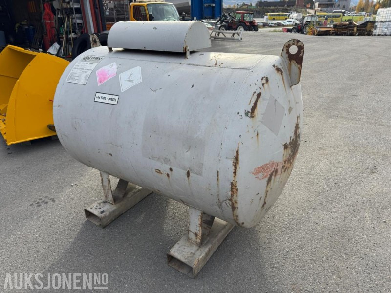 2011 Dieseltank 1000 liter med pumpe - معدات الانشاءات: صورة 1 2011 Dieseltank 1000 liter med pumpe - معدات الانشاءات: صورة 1