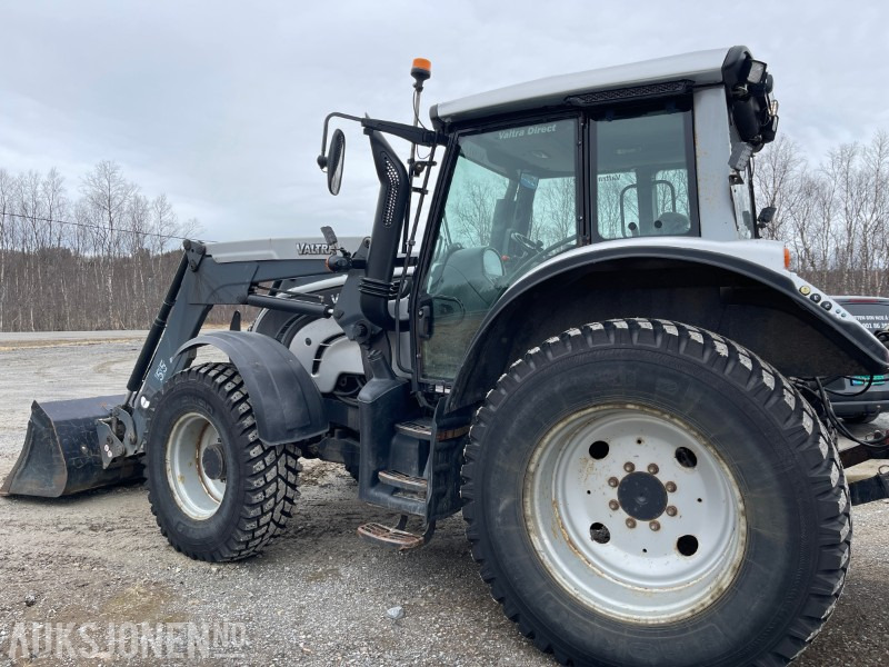 2011 Valtra N142 8670 Med laster og skuffe, Pallegaflfler, lodd, Eu godkjent til 22.01.2026 - جرار: صورة 3 2011 Valtra N142 8670 Med laster og skuffe, Pallegaflfler, lodd, Eu godkjent til 22.01.2026 - جرار: صورة 3