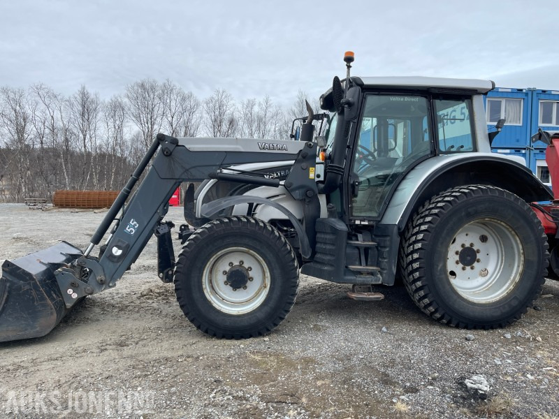 2011 Valtra N142 8670 Med laster og skuffe, Pallegaflfler, lodd, Eu godkjent til 22.01.2026 - جرار: صورة 2 2011 Valtra N142 8670 Med laster og skuffe, Pallegaflfler, lodd, Eu godkjent til 22.01.2026 - جرار: صورة 2