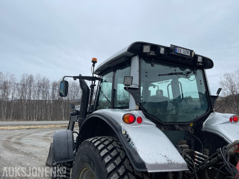 2011 Valtra N142 8670 Med laster og skuffe, Pallegaflfler, lodd, Eu godkjent til 22.01.2026 - جرار: صورة 4 2011 Valtra N142 8670 Med laster og skuffe, Pallegaflfler, lodd, Eu godkjent til 22.01.2026 - جرار: صورة 4