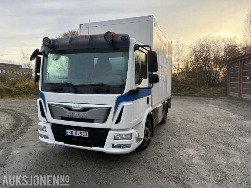 2013 MAN TGL 3 seter Euro6 4X2 skap m/varme og innredning - شاحنة: صورة 1 2013 MAN TGL 3 seter Euro6 4X2 skap m/varme og innredning - شاحنة: صورة 1