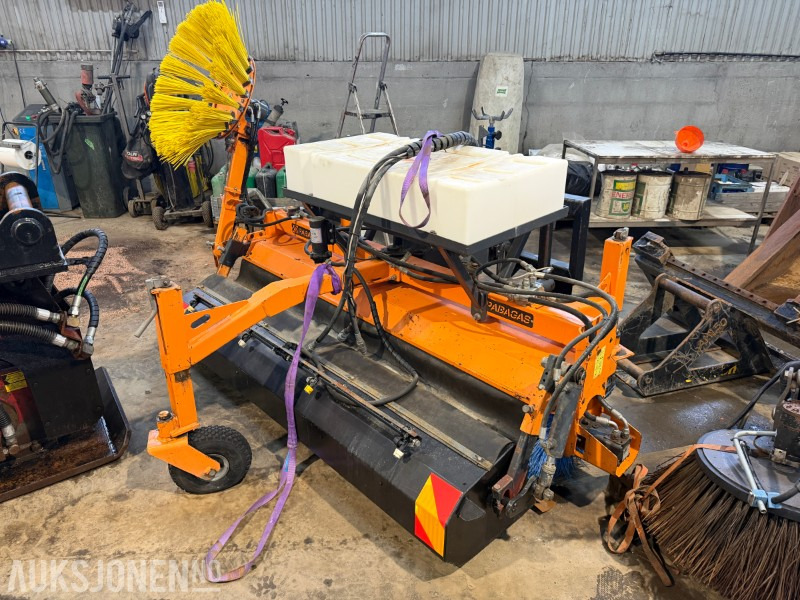 2013 Padagas feieaggregat med sidebørste og vanntank – 2013-modell - ملحق - آلات الإنشاء: صورة 1 2013 Padagas feieaggregat med sidebørste og vanntank – 2013-modell - ملحق - آلات الإنشاء: صورة 1