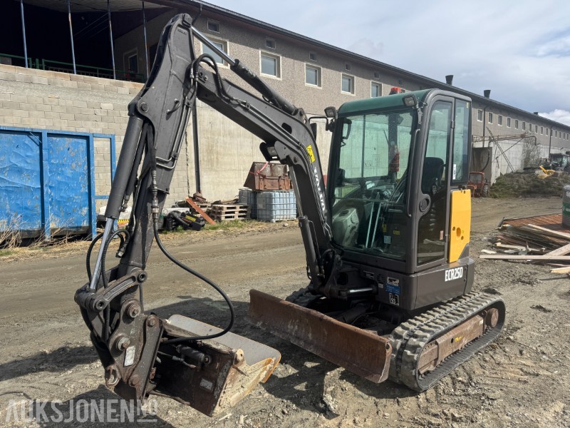 2013 Volvo ECR25D gravemaskin med 3 skuffer - حفار صغير: صورة 4 2013 Volvo ECR25D gravemaskin med 3 skuffer - حفار صغير: صورة 4