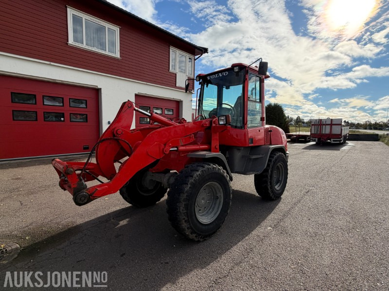2013 Volvo L30B-Z7X Hjullaster - 6650kg - Ryggekamera - Universalskuff - Pallegafler - اللودر بعجل: صورة 1 2013 Volvo L30B-Z7X Hjullaster - 6650kg - Ryggekamera - Universalskuff - Pallegafler - اللودر بعجل: صورة 1