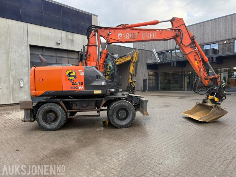 2014 Hitachi Zaxis 140W HJULGRAVER ENGCON TILTROTATOR SERVICEHISTORIKK SENTRALSMØRING. - حفّار: صورة 2 2014 Hitachi Zaxis 140W HJULGRAVER ENGCON TILTROTATOR SERVICEHISTORIKK SENTRALSMØRING. - حفّار: صورة 2