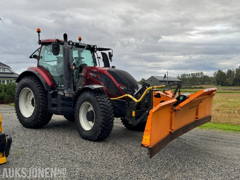 2016 Valtra T174E med Schmidt Tellefsdal U-LS 43.6 plog (2022), Valtra 76 frontlaster og betong lodd - جرار: صورة 3 2016 Valtra T174E med Schmidt Tellefsdal U-LS 43.6 plog (2022), Valtra 76 frontlaster og betong lodd - جرار: صورة 3