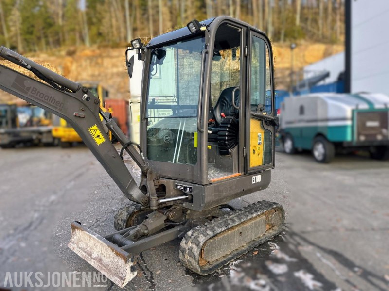 2017 VOLVO EC18D MINIGRAVER 1790 KG SMP GRAVESKUFFE 2358 TIMER - حفار صغير: صورة 5 2017 VOLVO EC18D MINIGRAVER 1790 KG SMP GRAVESKUFFE 2358 TIMER - حفار صغير: صورة 5