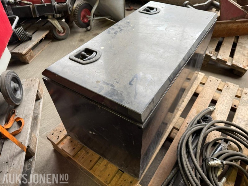 Oppbevaringkasse med lås - معدات الانشاءات: صورة 1 Oppbevaringkasse med lås - معدات الانشاءات: صورة 1