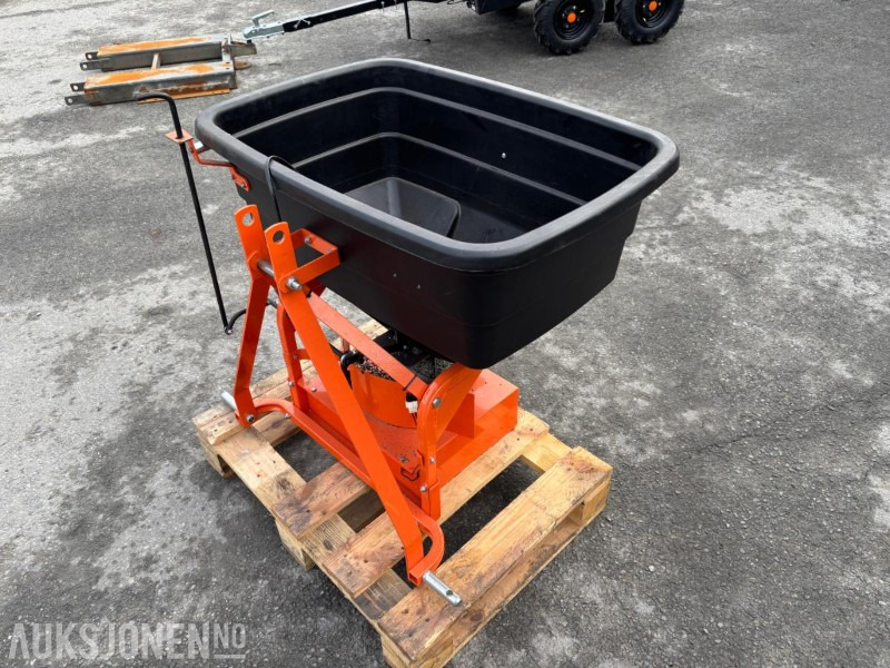 Sandspreder til traktor. 3punktfeste. Prototype - آلات زراعية: صورة 1 Sandspreder til traktor. 3punktfeste. Prototype - آلات زراعية: صورة 1