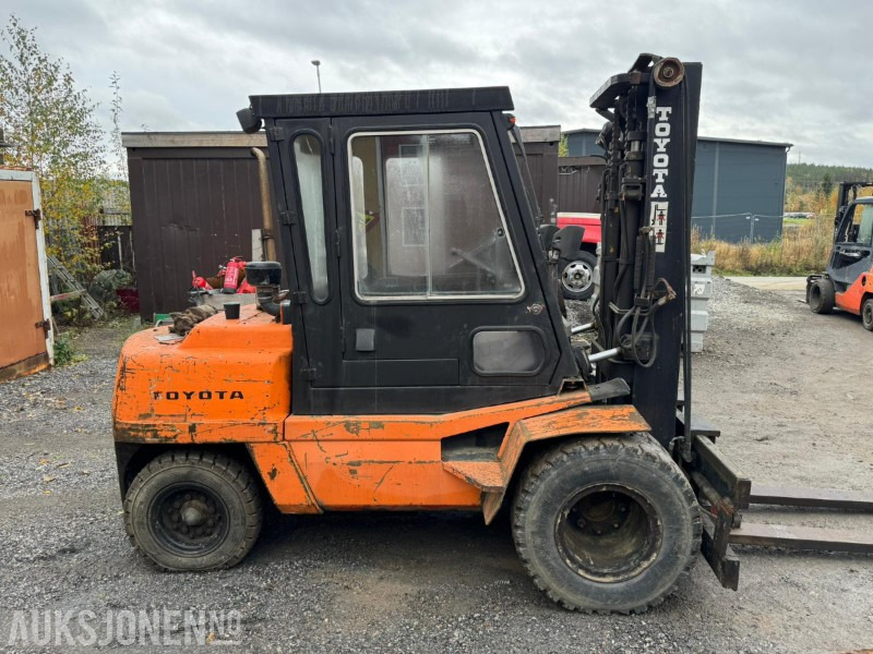 Toyota FD 45 gaffeltruck, 4500kg, 3,7m, hydraulisk sideskift - معدات المناولة: صورة 4 Toyota FD 45 gaffeltruck, 4500kg, 3,7m, hydraulisk sideskift - معدات المناولة: صورة 4
