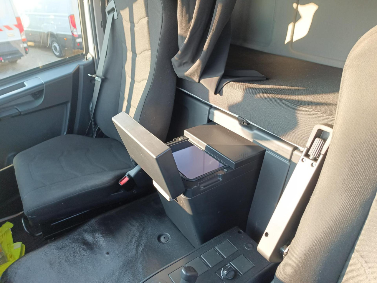 IVECO Eurocargo 140E25P - شاحنات مسطحة: صورة 4 IVECO Eurocargo 140E25P - شاحنات مسطحة: صورة 4