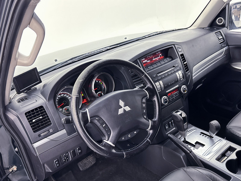 Mitsubishi Pajero 3.2 DI-D Instyle High Roof Van Grijs kenteken Automaat Climate control Trekhaak 3000KG - شاحنة توصيل مغلقة: صورة 5 Mitsubishi Pajero 3.2 DI-D Instyle High Roof Van Grijs kenteken Automaat Climate control Trekhaak 3000KG - شاحنة توصيل مغلقة: صورة 5