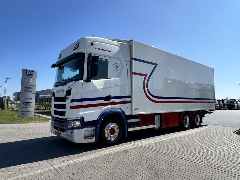 Scania S450 6x2 koelwagen Retarder / Dhollandia / Bloenenmaat - شاحنة ذات مبرد: صورة 1 Scania S450 6x2 koelwagen Retarder / Dhollandia / Bloenenmaat - شاحنة ذات مبرد: صورة 1