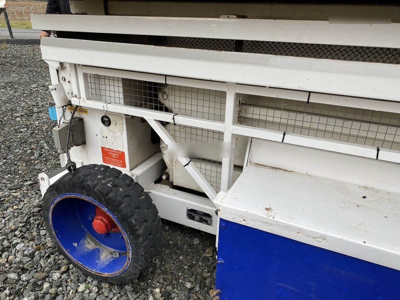 Bluelift NACELA LIFT TKD HL 80 EV / Electrica / 9,7 m / 850 kg - مرفاع مقصي: صورة 4 Bluelift NACELA LIFT TKD HL 80 EV / Electrica / 9,7 m / 850 kg - مرفاع مقصي: صورة 4