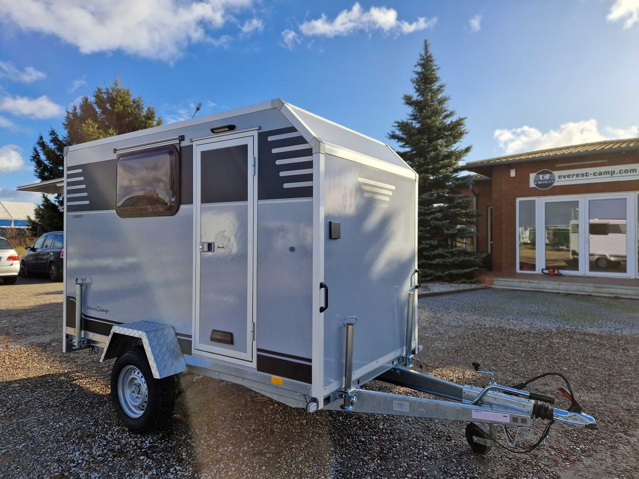 Minicamp Everest Lekki mały kemping camper DMC 600 do 1000kg NOWA - كرفان سحب: صورة 1 Minicamp Everest Lekki mały kemping camper DMC 600 do 1000kg NOWA - كرفان سحب: صورة 1