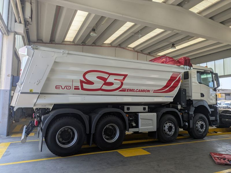 CAMION RIBALTABILE 4 ASSI 520 hp VASCA S5 NUOVO MAN TGS 41.520 8x4 BB CH - شاحنة قلاب: صورة 5 CAMION RIBALTABILE 4 ASSI 520 hp VASCA S5 NUOVO MAN TGS 41.520 8x4 BB CH - شاحنة قلاب: صورة 5
