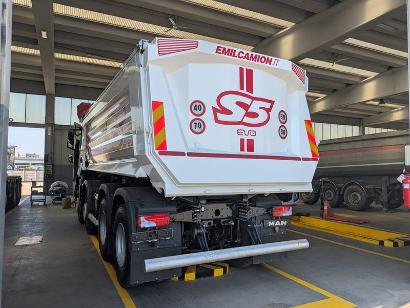 CAMION RIBALTABILE 4 ASSI 520 hp VASCA S5 NUOVO MAN TGS 41.520 8x4 BB CH - شاحنة قلاب: صورة 4 CAMION RIBALTABILE 4 ASSI 520 hp VASCA S5 NUOVO MAN TGS 41.520 8x4 BB CH - شاحنة قلاب: صورة 4