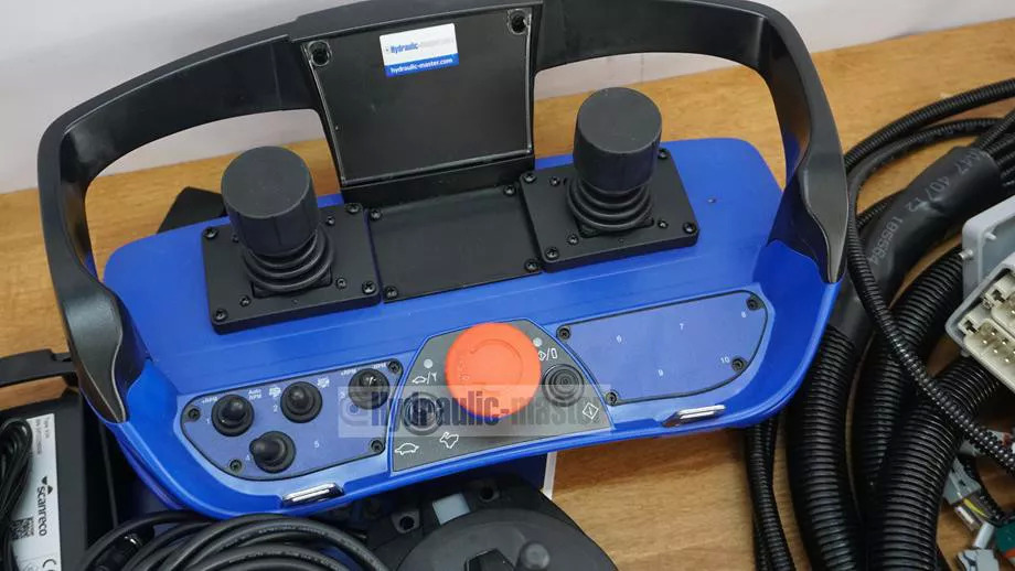 CanBus 2 joysticks with radio control Scanreco G3 12 V Forest crane for Palms Farma BMF KTS - معدات الغابات: صورة 3 CanBus 2 joysticks with radio control Scanreco G3 12 V Forest crane for Palms Farma BMF KTS - معدات الغابات: صورة 3