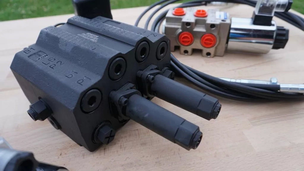 Front loader valve with Load Sensing LS valve 4 function Joystick 90 l/min 24 gp Case IH - مغراف أمامي للجرار - شاحنة: صورة 2 Front loader valve with Load Sensing LS valve 4 function Joystick 90 l/min 24 gp Case IH - مغراف أمامي للجرار - شاحنة: صورة 2