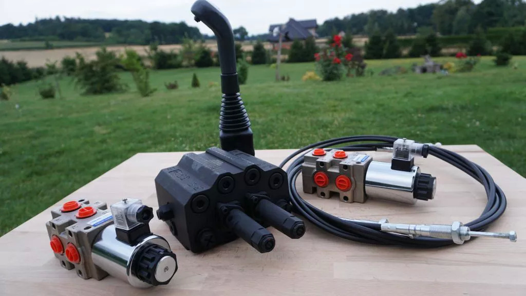 Front loader valve with Load Sensing LS valve 4 function Joystick 90 l/min 24 gp Case IH - مغراف أمامي للجرار - شاحنة: صورة 1 Front loader valve with Load Sensing LS valve 4 function Joystick 90 l/min 24 gp Case IH - مغراف أمامي للجرار - شاحنة: صورة 1