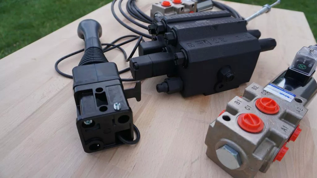 Front loader valve with Load Sensing LS valve 4 function Joystick 90 l/min 24 gp Case IH - مغراف أمامي للجرار - شاحنة: صورة 4 Front loader valve with Load Sensing LS valve 4 function Joystick 90 l/min 24 gp Case IH - مغراف أمامي للجرار - شاحنة: صورة 4