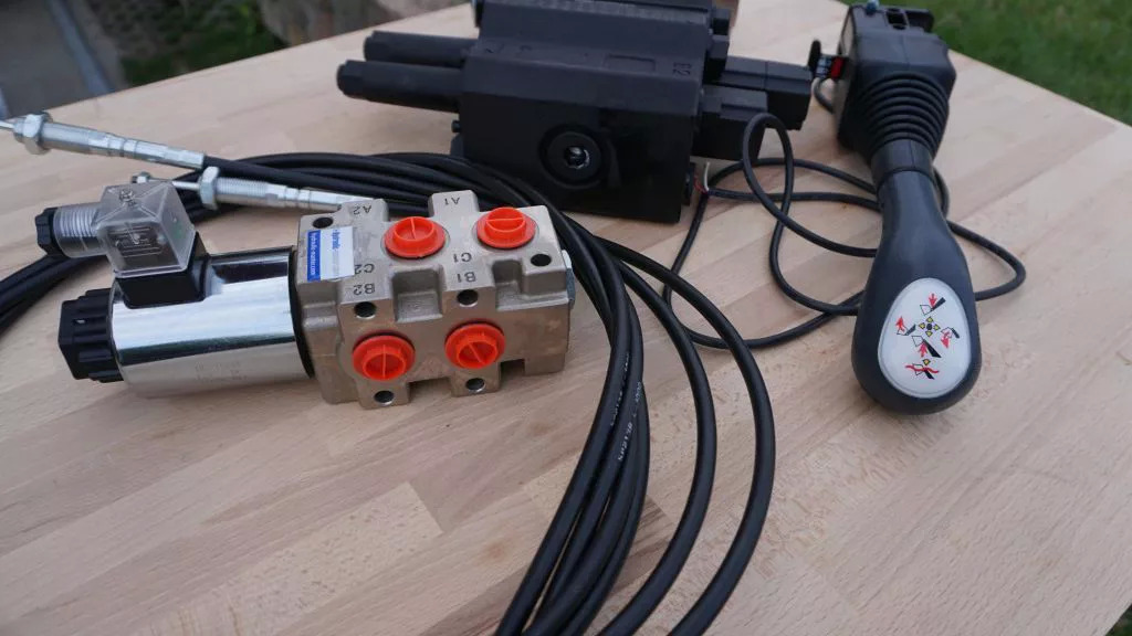 Front loader valve with Load Sensing LS valve 4 function Joystick 90 l/min 24 gp Case IH - مغراف أمامي للجرار - شاحنة: صورة 3 Front loader valve with Load Sensing LS valve 4 function Joystick 90 l/min 24 gp Case IH - مغراف أمامي للجرار - شاحنة: صورة 3