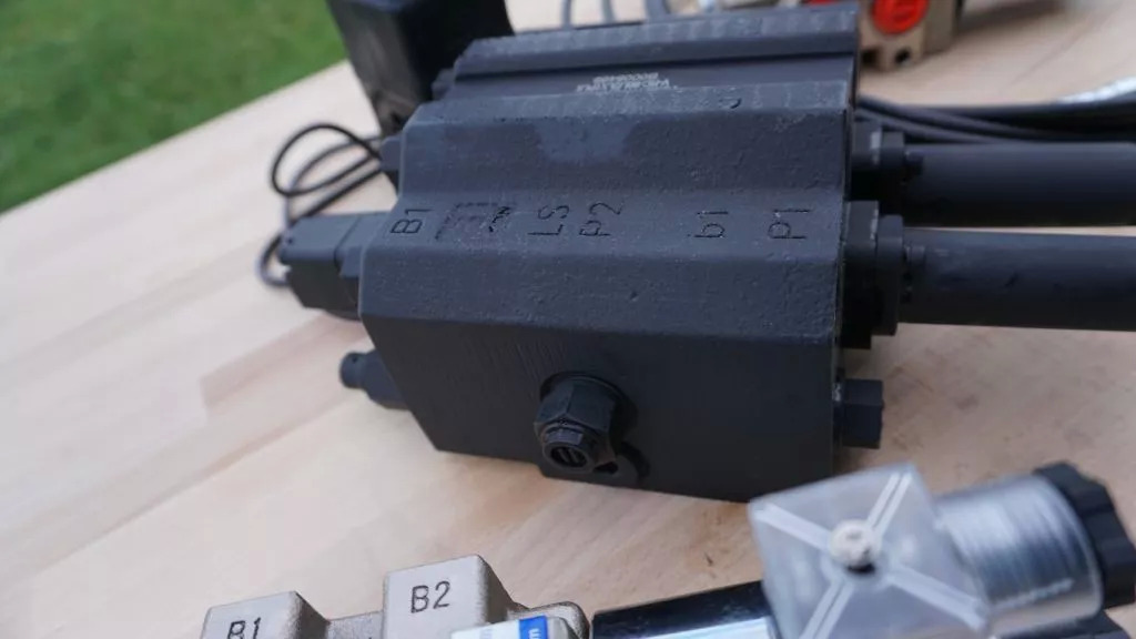 Front loader valve with Load Sensing LS valve 4 function Joystick 90 l/min 24 gp Case IH - مغراف أمامي للجرار - شاحنة: صورة 5 Front loader valve with Load Sensing LS valve 4 function Joystick 90 l/min 24 gp Case IH - مغراف أمامي للجرار - شاحنة: صورة 5