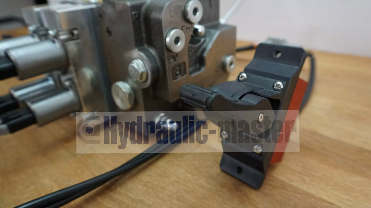 Full proportional valve 3 sections SPV 20-120 l/min 12 or 24 V plug and play det also available with Walvoil DPX100 - مغراف أمامي للجرار - شاحنة: صورة 2 Full proportional valve 3 sections SPV 20-120 l/min 12 or 24 V plug and play det also available with Walvoil DPX100 - مغراف أمامي للجرار - شاحنة: صورة 2