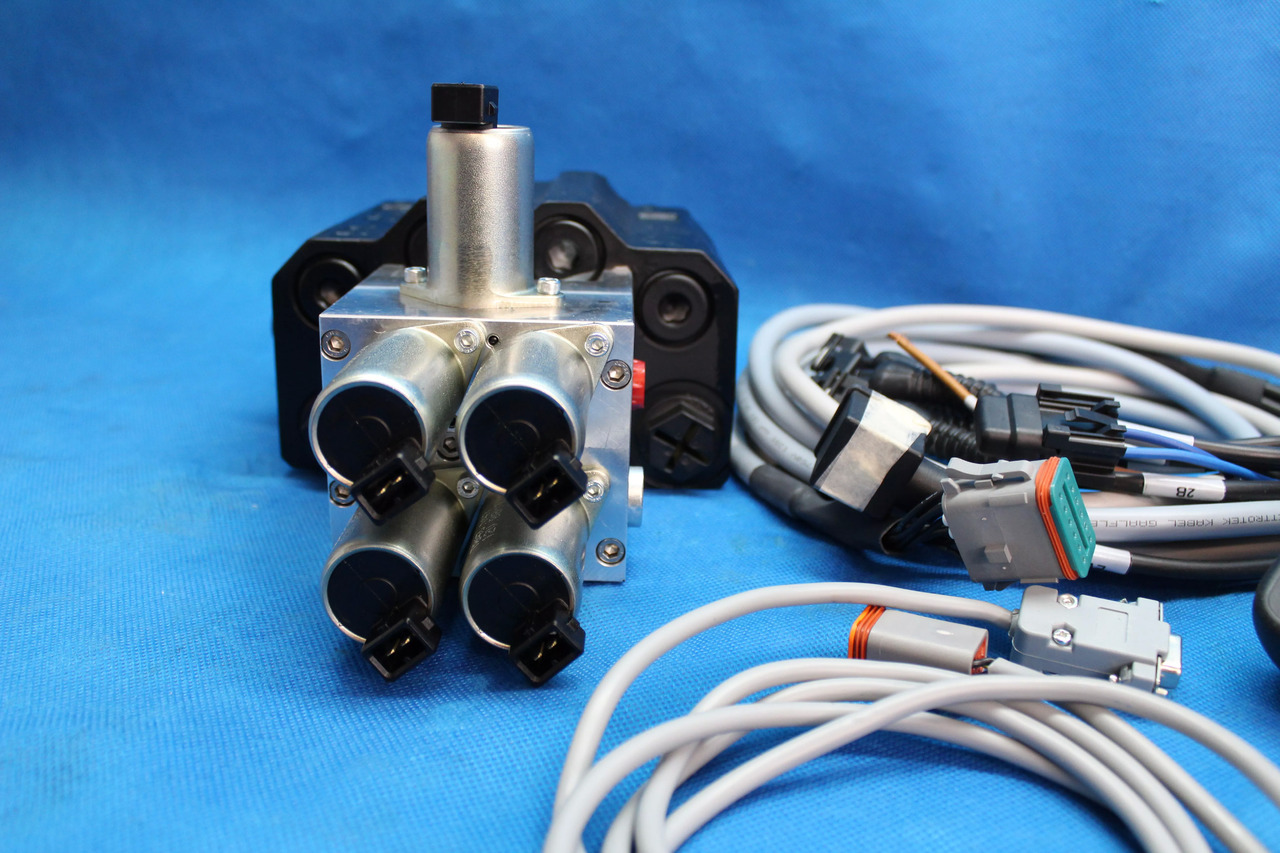 Joystick + AKON LVM92 Proportional Valve 90 L/Min 2 Sections for Loader, Closed - مغراف أمامي للجرار - شاحنة: صورة 3 Joystick + AKON LVM92 Proportional Valve 90 L/Min 2 Sections for Loader, Closed - مغراف أمامي للجرار - شاحنة: صورة 3