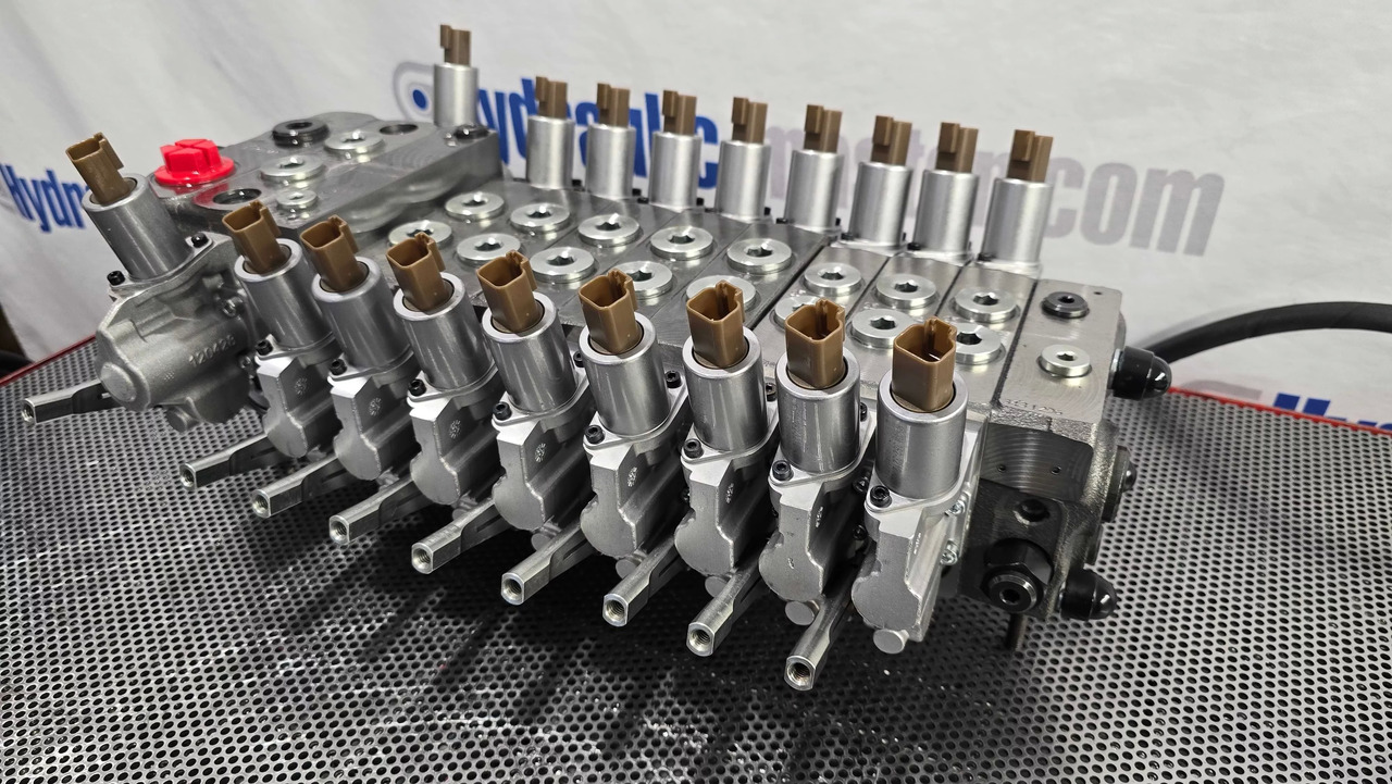 Proportional Valve Walvoil DPX160 combined with DPX100, 9 functions - مقطورة الغابات: صورة 3 Proportional Valve Walvoil DPX160 combined with DPX100, 9 functions - مقطورة الغابات: صورة 3