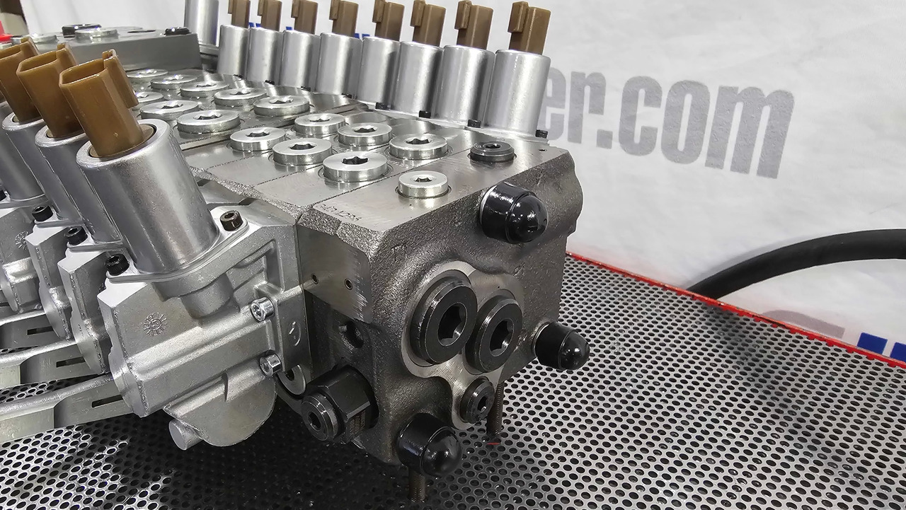 Proportional Valve Walvoil DPX160 combined with DPX100, 9 functions - مقطورة الغابات: صورة 4 Proportional Valve Walvoil DPX160 combined with DPX100, 9 functions - مقطورة الغابات: صورة 4