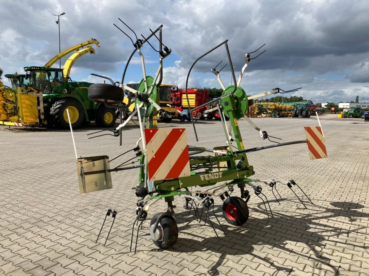 Fendt TWISTER 5204 AKTION - نشارة الدريس/ شوكة جرف: صورة 2 Fendt TWISTER 5204 AKTION - نشارة الدريس/ شوكة جرف: صورة 2