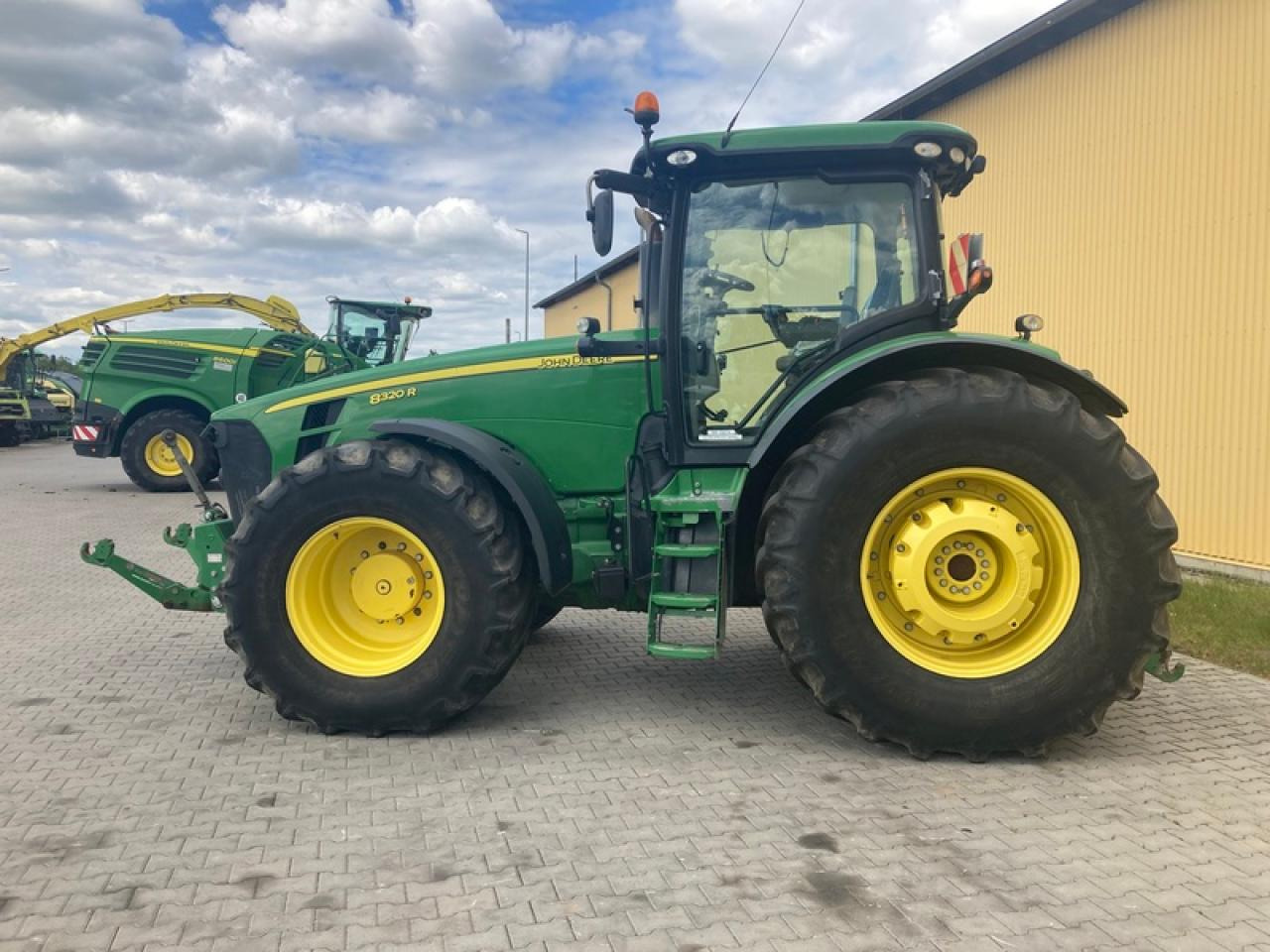 John Deere 8320 R AUTOPOWER - جرار: صورة 2 John Deere 8320 R AUTOPOWER - جرار: صورة 2