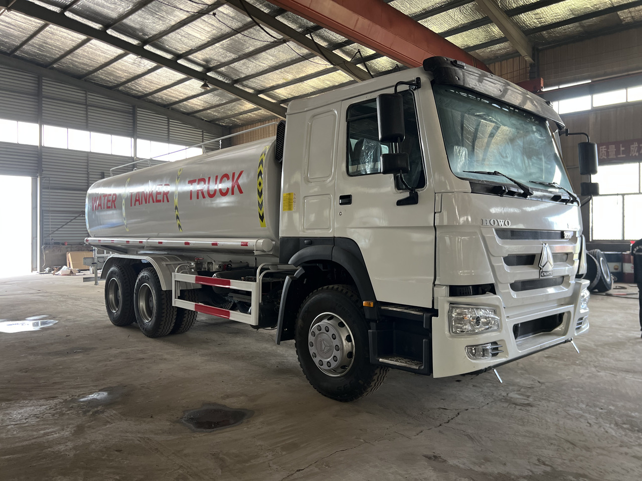 HOWO HOWO water tanker truck - شاحنة صهريج: صورة 1 HOWO HOWO water tanker truck - شاحنة صهريج: صورة 1