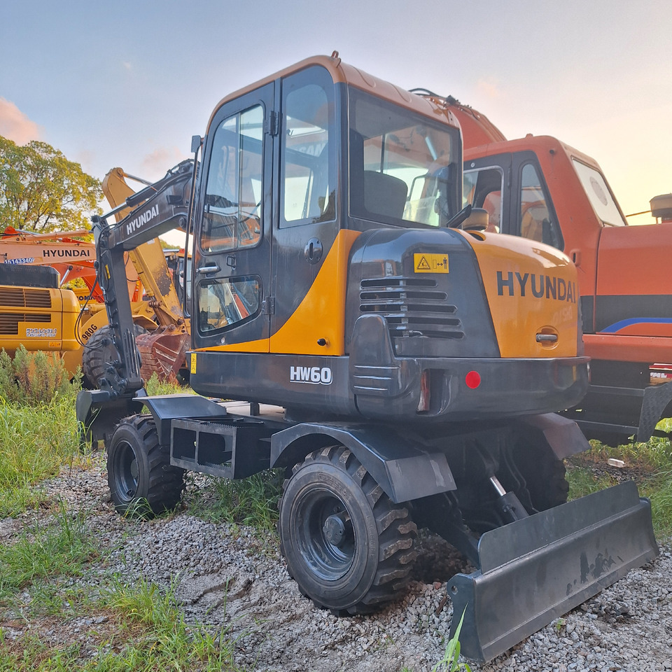 Hyundai 60vs excavator - حفار ذو عجلات: صورة 4 Hyundai 60vs excavator - حفار ذو عجلات: صورة 4