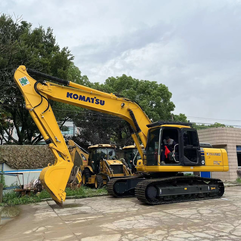 Komatsu PC 220-8 Excavator - حفار زاحف: صورة 3 Komatsu PC 220-8 Excavator - حفار زاحف: صورة 3