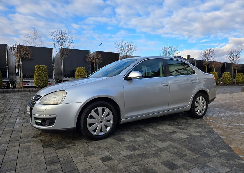 Volkswagen Jetta 2.0 TDI Sportline - سيدان: صورة 5 Volkswagen Jetta 2.0 TDI Sportline - سيدان: صورة 5