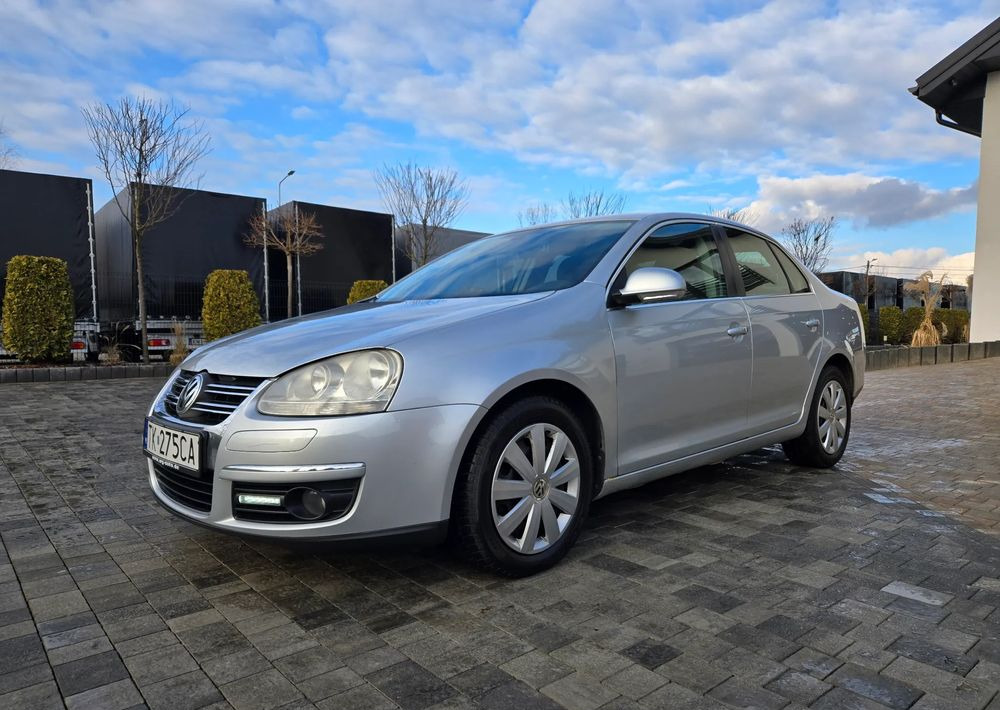 Volkswagen Jetta 2.0 TDI Sportline - سيدان: صورة 4 Volkswagen Jetta 2.0 TDI Sportline - سيدان: صورة 4