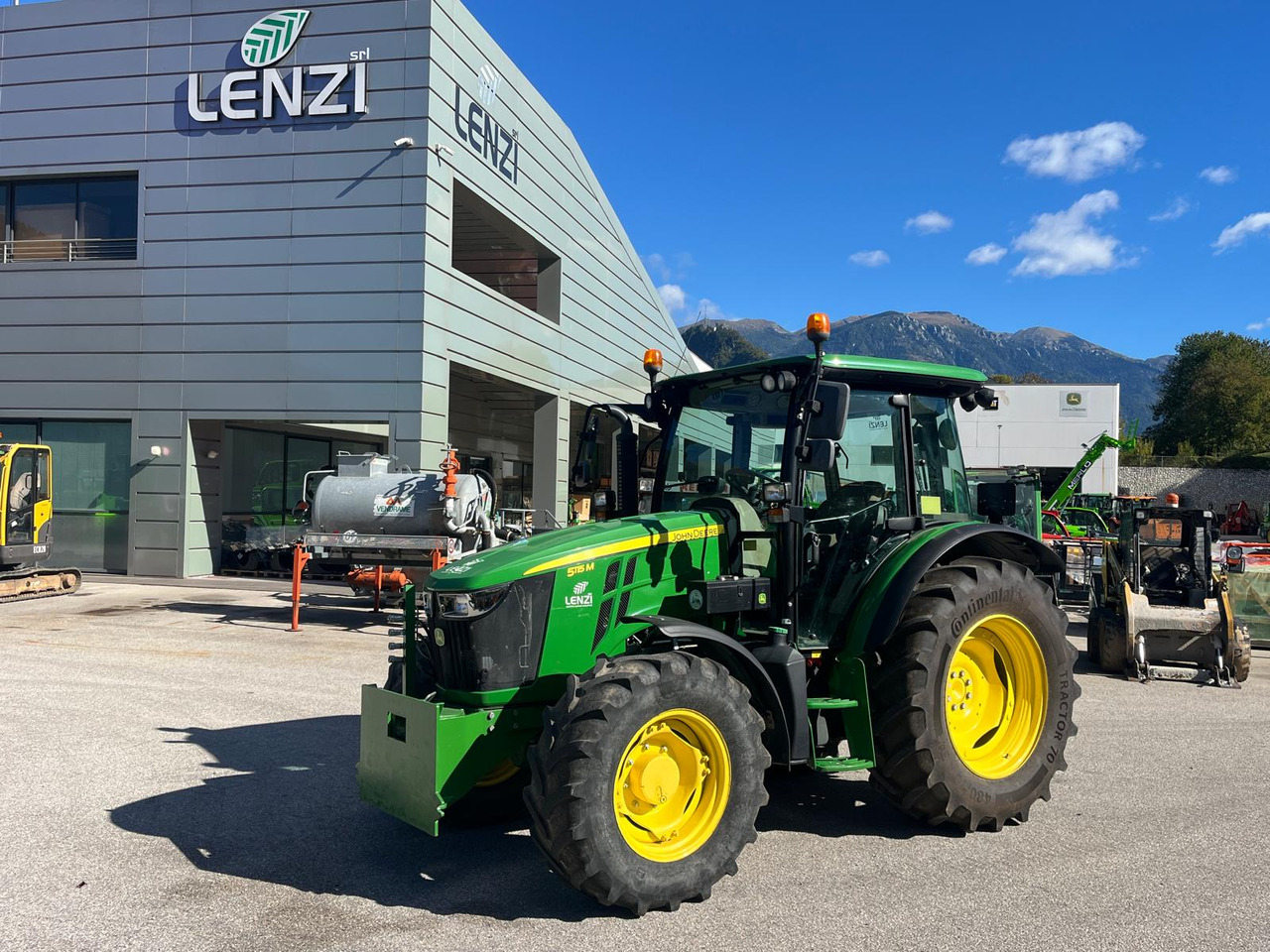 JOHN DEERE 5115M - جرار: صورة 1 JOHN DEERE 5115M - جرار: صورة 1