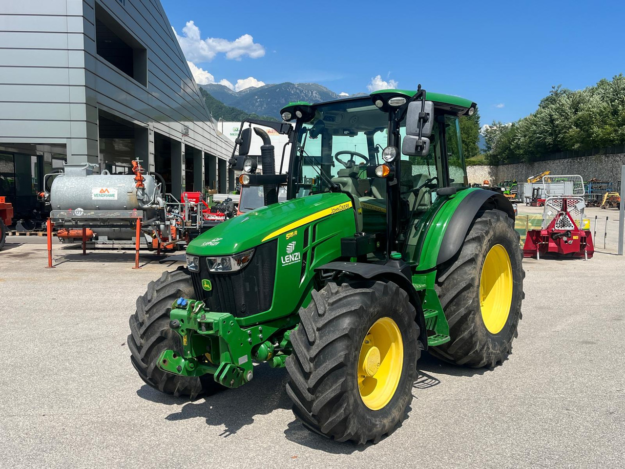 JOHN DEERE 5115R - جرار: صورة 2 JOHN DEERE 5115R - جرار: صورة 2