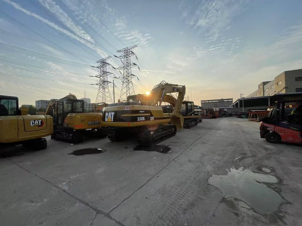 CAT 320 B - حفار زاحف: صورة 1 CAT 320 B - حفار زاحف: صورة 1