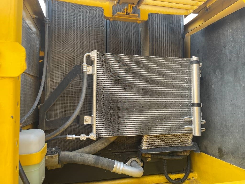 Komatsu PC 200-8 - حفار زاحف: صورة 4 Komatsu PC 200-8 - حفار زاحف: صورة 4