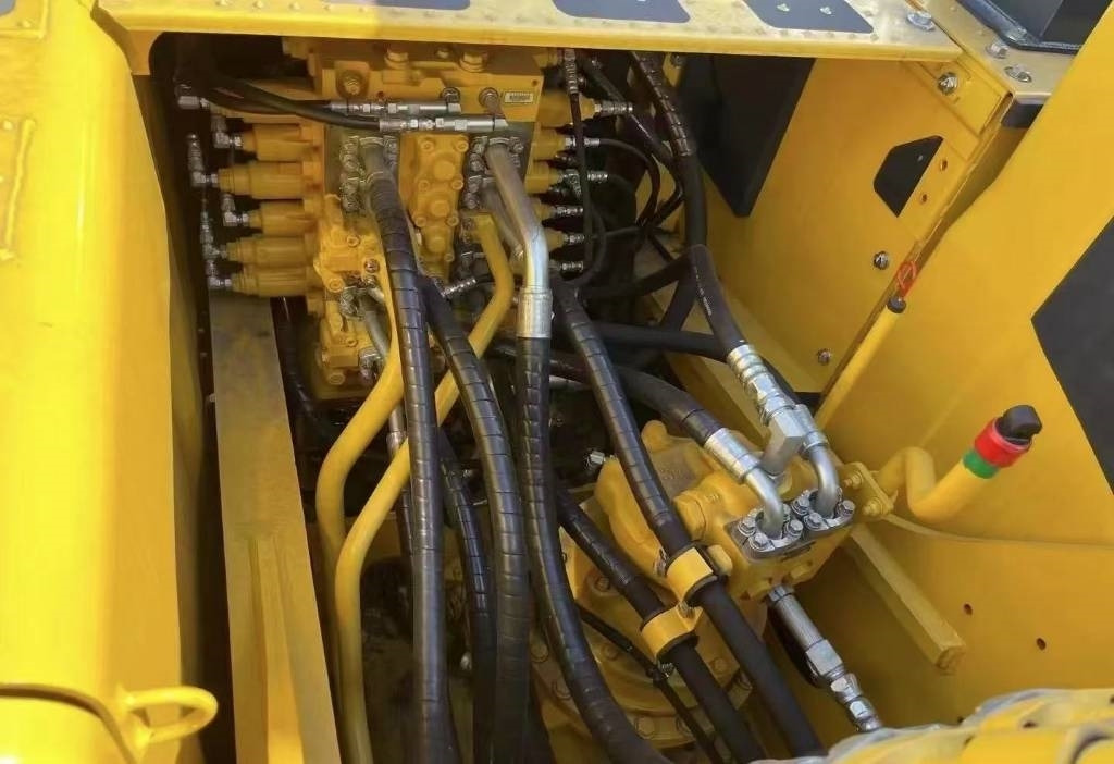 Komatsu PC 200-8 - حفار زاحف: صورة 3 Komatsu PC 200-8 - حفار زاحف: صورة 3