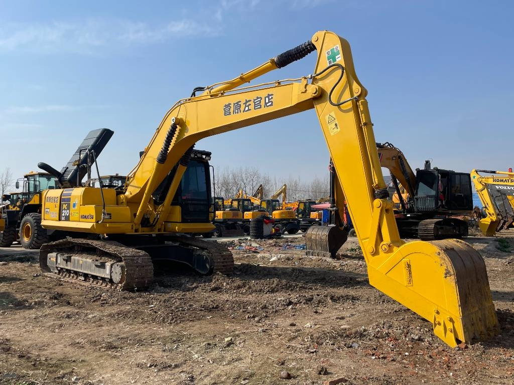 Komatsu PC 210 - حفار زاحف: صورة 1 Komatsu PC 210 - حفار زاحف: صورة 1